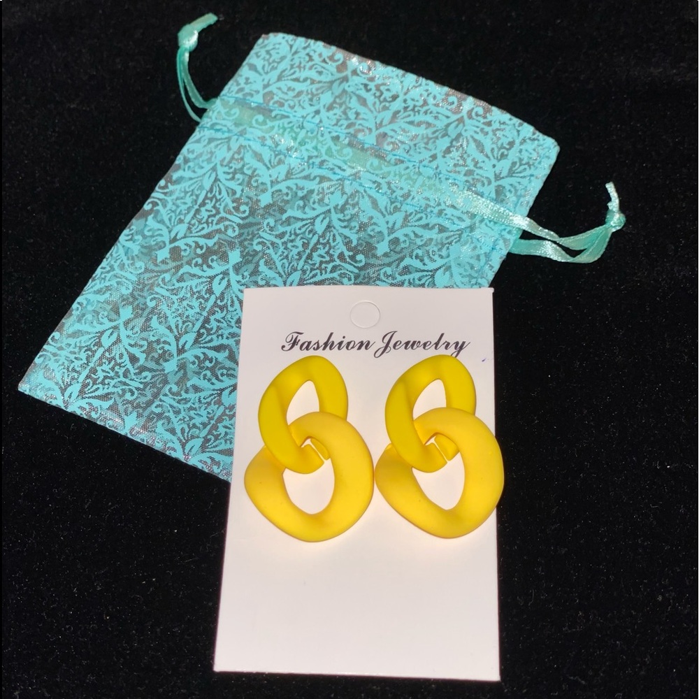 Pretty Drop Earrings Yellow Color